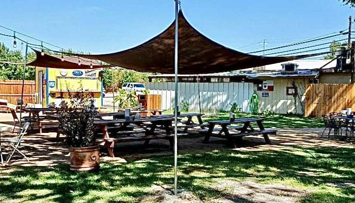 Bill's Burgers, Wings and Things restaurant and bar in Burnet, TX outdoor backyard dining